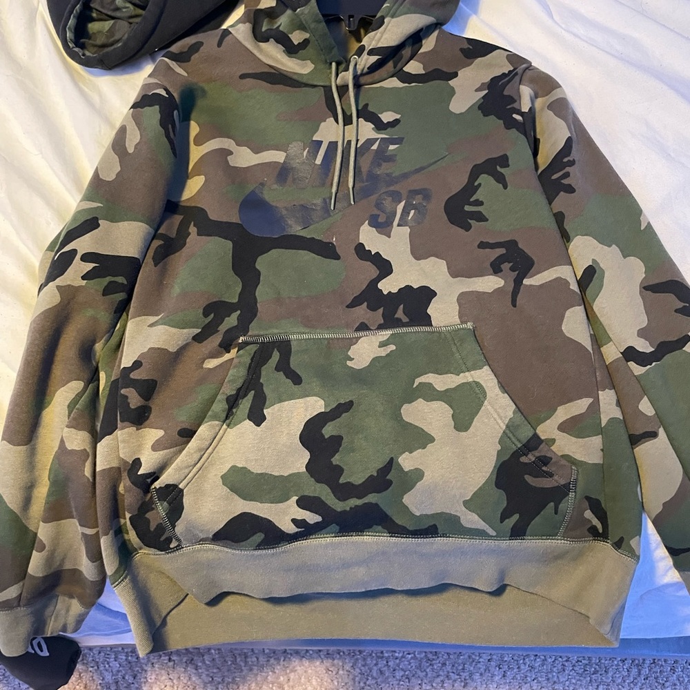 Nike Sweatshirt, Color Green (Camo), Size Large, Brand Large